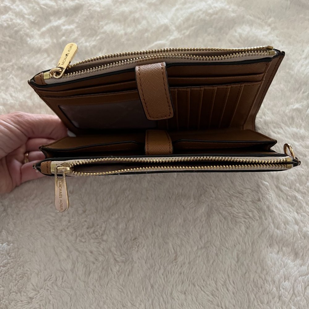 Michael Kors small white/brown logo bifold wallet - Picture 4 of 5